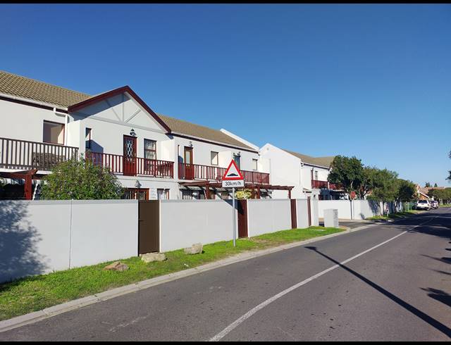 2 BEDROOM TOWNHOUSE FOR SALE IN PARKLANDS